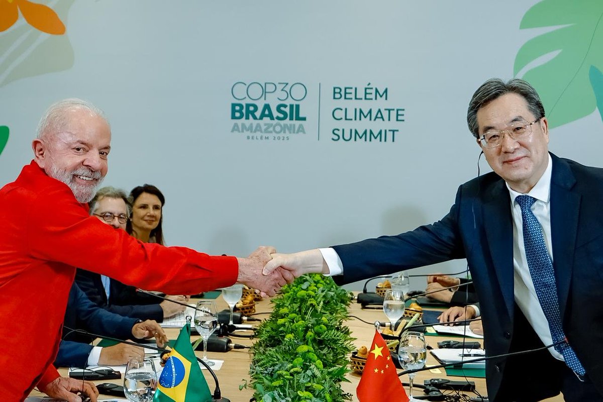 🇨🇳🤝🇧🇷 O vice-primeiro-ministro Ding Xuexiang se encontrou hoje com o presidente <a href="/LulaOficial/">Lula</a>, antes de sua participação na Cúpula do Clima em Belém no dia 6 de novembro, como representante especial do presidente Xi Jinping.
#ChinaBrasil #COP30