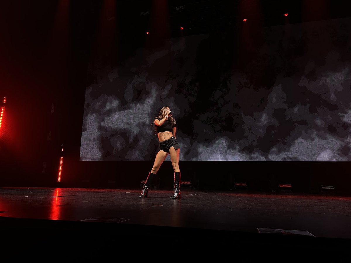 NowUnitedMusic's tweet photo. ESSA NOITE VOCÊ É MEU, BABY! #NowOrNeverTour gatinha @sabina https://t.co/Er2Hv0elkM