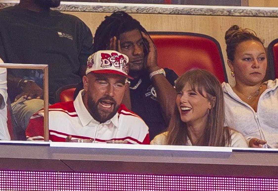 Kisesandlilacs's tweet photo. Taylor being the only one smiling bc she don’t gaf about the game lmao https://t.co/XUFc2WJq1P