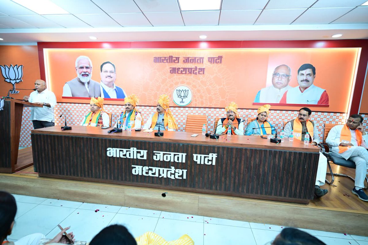 drnishantkhare's tweet photo. आज भारतीय जनता पार्टी कार्यालय, भोपाल में प्रदेश अध्यक्ष श्री हेमंत खंडेलवाल जी के मार्गदर्शन में आगामी 150वीं भगवान बिरसा मुंडा जयंती के भव्य आयोजन को लेकर विस्तृत चर्चा हुई।
आदिवासी गौरव और स्वाभिमान के प्रतीक भगवान बिरसा मुंडा जी के जीवन से प्रेरणा लेते हुए, समाज के अंतिम व्यक्ति तक उनकी विचारधारा पहुँचाने के लिए अनेक कार्यक्रमों की रूपरेखा पर विचार-विमर्श किया गया।

बैठक में भाजपा प्रदेश अध्यक्ष श्रो हेमंत जी खंडेलवाल, एसटी मोर्चा प्रदेश अध्यक्ष श्री पंकज टेकाम जी, प्रदेश महामंत्री श्री सुमेर सिंह सोलंकी, प्रदेश कार्यालय मंत्री श्री श्याम महाजन, खरगोन बड़वानी सांसद श्री गजेंद्र पटेल, प्रदेश मंत्री श्री जयदीप पटेल, प्रदेश मंत्री श्रीमती मनीषा सिंह, एसटी मोर्चा प्रदेश उपाध्यक्ष श्री वीरेंद्र बघेल एवं पदाधिकारी, जनप्रतिनिधि और कार्यकर्ताओं की उपस्थिति रही।

@Hkhandelwal1964 @BJP4India @BJP4MP
