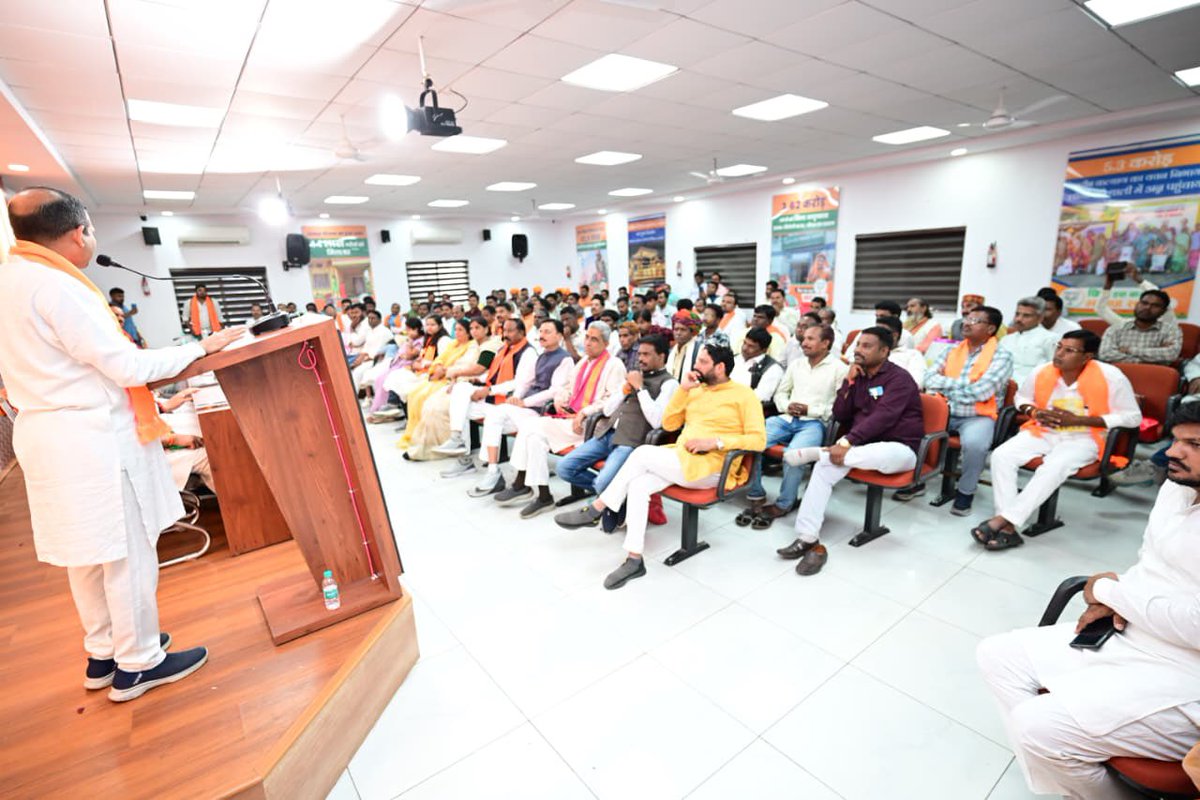 drnishantkhare's tweet photo. आज भारतीय जनता पार्टी कार्यालय, भोपाल में प्रदेश अध्यक्ष श्री हेमंत खंडेलवाल जी के मार्गदर्शन में आगामी 150वीं भगवान बिरसा मुंडा जयंती के भव्य आयोजन को लेकर विस्तृत चर्चा हुई।
आदिवासी गौरव और स्वाभिमान के प्रतीक भगवान बिरसा मुंडा जी के जीवन से प्रेरणा लेते हुए, समाज के अंतिम व्यक्ति तक उनकी विचारधारा पहुँचाने के लिए अनेक कार्यक्रमों की रूपरेखा पर विचार-विमर्श किया गया।

बैठक में भाजपा प्रदेश अध्यक्ष श्रो हेमंत जी खंडेलवाल, एसटी मोर्चा प्रदेश अध्यक्ष श्री पंकज टेकाम जी, प्रदेश महामंत्री श्री सुमेर सिंह सोलंकी, प्रदेश कार्यालय मंत्री श्री श्याम महाजन, खरगोन बड़वानी सांसद श्री गजेंद्र पटेल, प्रदेश मंत्री श्री जयदीप पटेल, प्रदेश मंत्री श्रीमती मनीषा सिंह, एसटी मोर्चा प्रदेश उपाध्यक्ष श्री वीरेंद्र बघेल एवं पदाधिकारी, जनप्रतिनिधि और कार्यकर्ताओं की उपस्थिति रही।

@Hkhandelwal1964 @BJP4India @BJP4MP