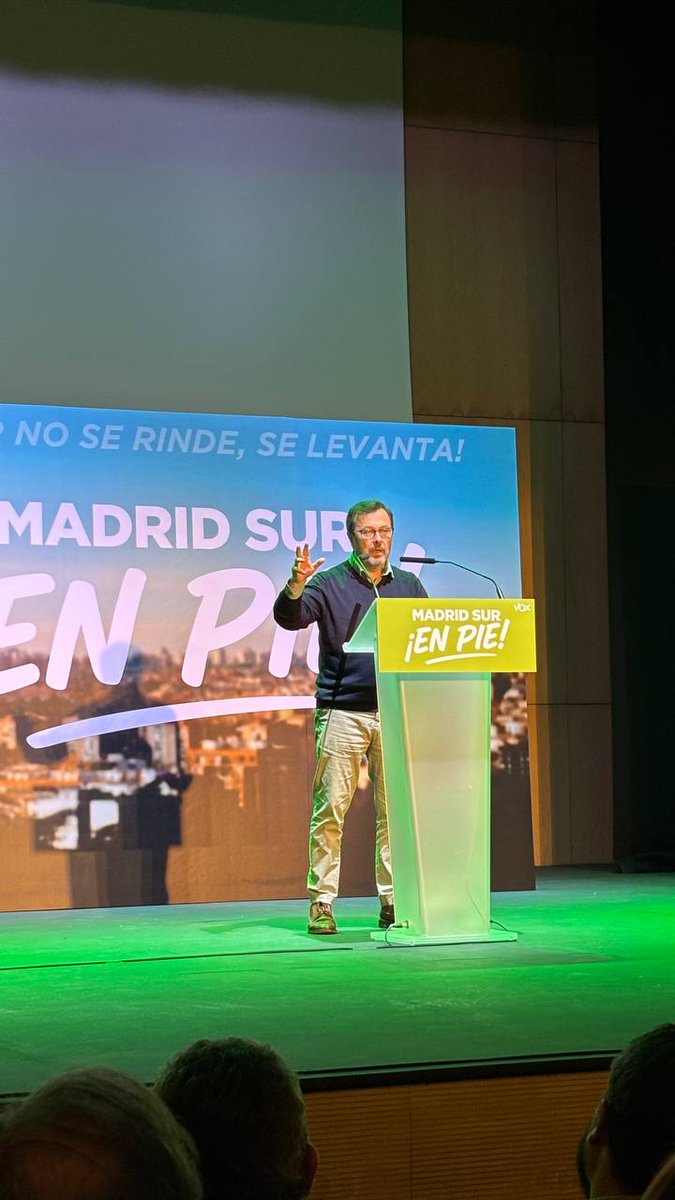 Acto inicial de #MadridSurEnPie celebrado hoy 5 de noviembre en #Aluche - #LasÁguilas.
Frente al abandono, dignidad.
Frente al socialismo bicolor, sentido común.