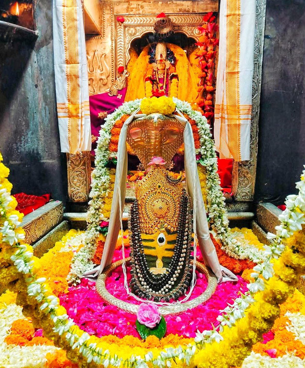 DrMohanYadav51's tweet image. ॐ त्र्यम्बकं यजामहे सुगन्धिं पुष्टिवर्धनम्। 
उर्वारुकमिव बन्धनान् मृत्योर्मुक्षीय मामृतात्॥

खंडवा में ओंकारेश्वर ज्योतिर्लिंग के रूप में विराजमान भगवान श्री शंकर जी की कृपा से प्रत्येक व्यक्ति के जीवन में सुख, समृद्धि और शांति हो, यही करबद्ध प्रार्थना करता हूं।