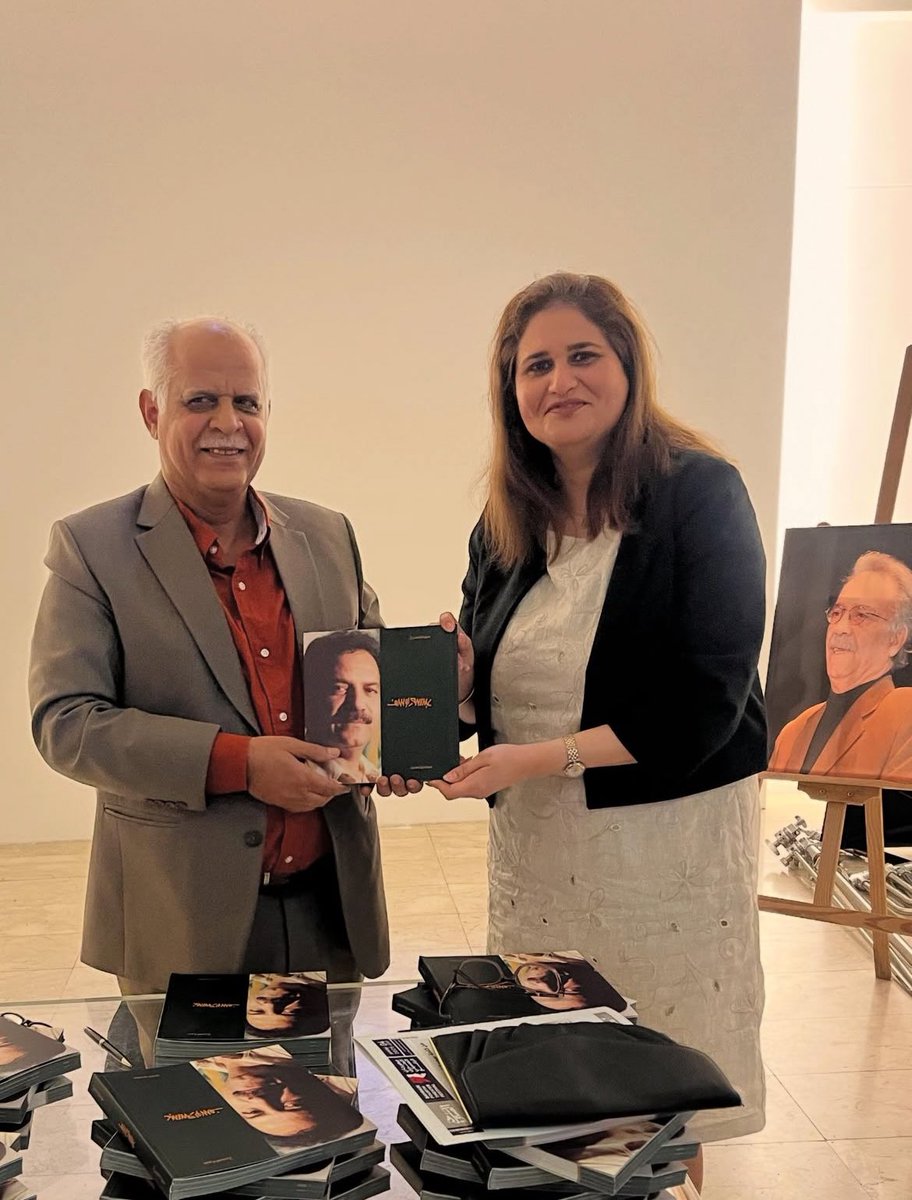 Shaimaalwatani's tweet image. مع الأستاذ العزيز موسى حسن موقعاً لي نسخة من كتابه عن الفنان المسرحي ( عبدالله يوسف )، الفنان الذي تحمل اسمه هذه الدورة من مهرجان البحرين المسرحي الرابع. 
#شيماء_الوطني