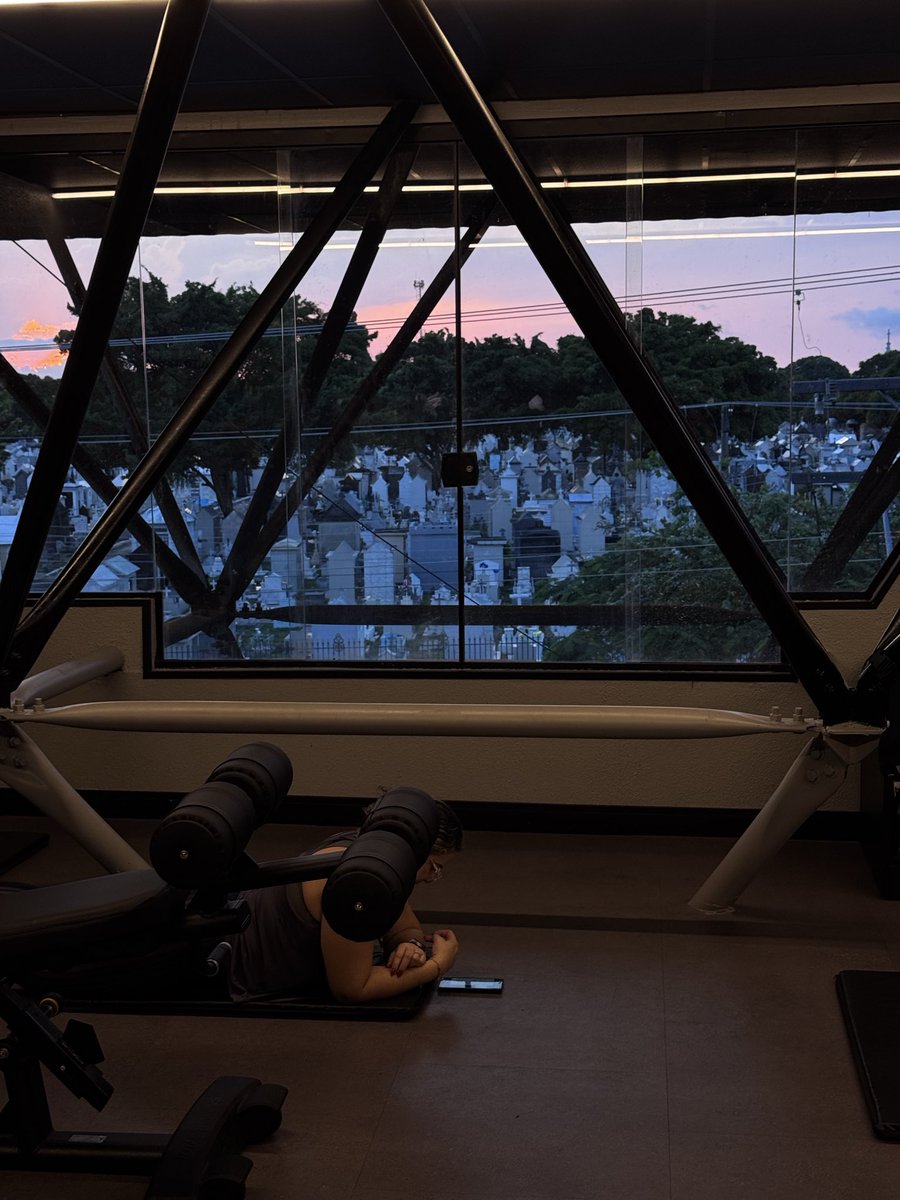 srguimartins's tweet photo. A vista da minha academia 💀🪦 https://t.co/8OCUIZA2Sl