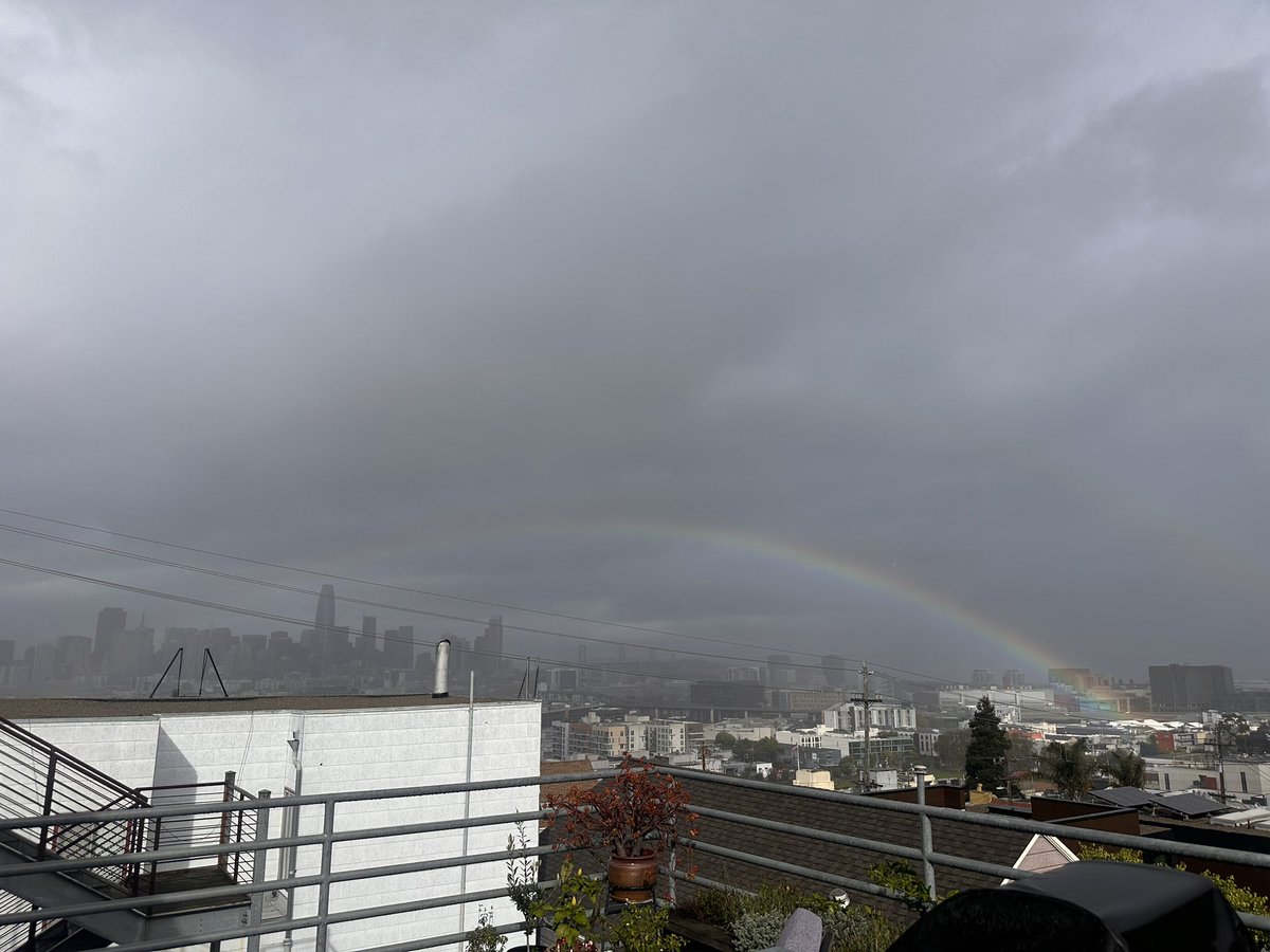mindlessgarbage's tweet image. rainbow over the sf skyline ✨