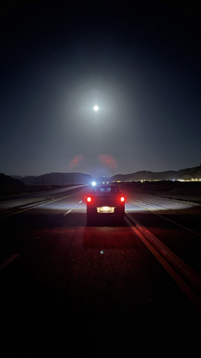 67arr's tweet image. تعال نسامر الليل على نور القَمر
وإن غاب القَمر نسهر على نورك .