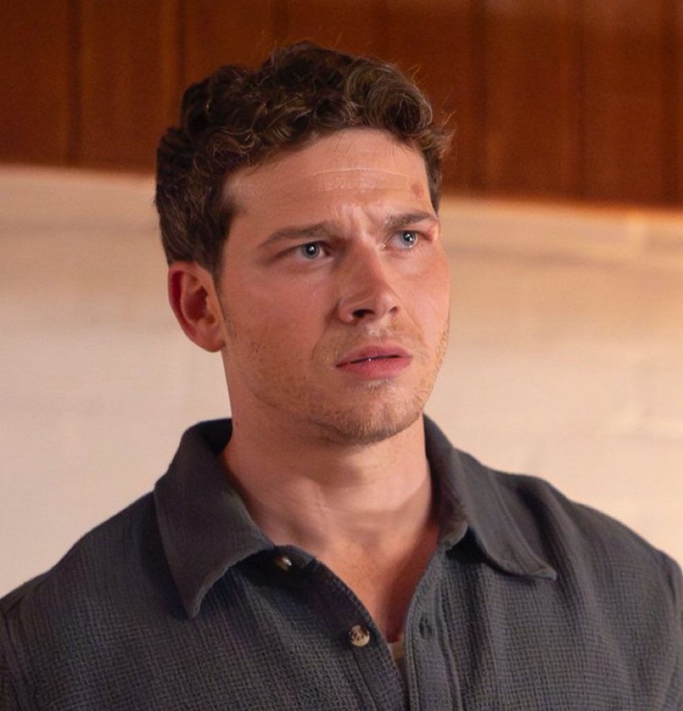 can’t even trust this mf and his reaction because he always looks distressed . he probably saw a squirrel here or something