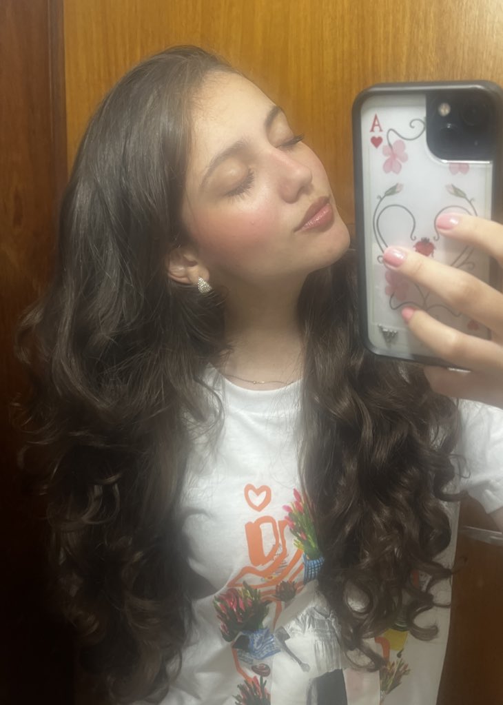 stardusthary's tweet image. todas as harries são princesas lindas 👩‍❤️‍💋‍👩