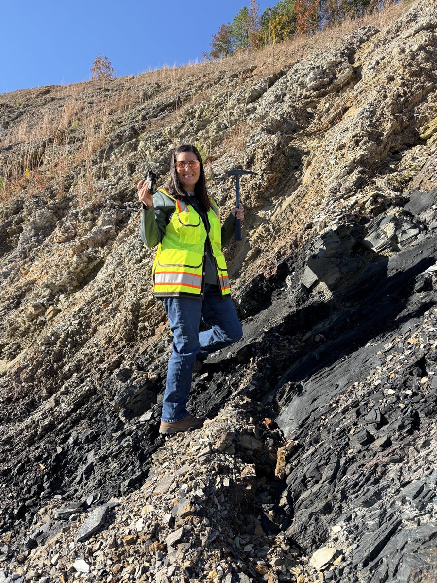 mellibel's tweet photo. Today's adventures with E&amp;E included rockhounding with the state geologist, exploring road cuts of novaculite, quartz, and shale, oh my! #GeologyRocks https://t.co/EkUVhdTMvO