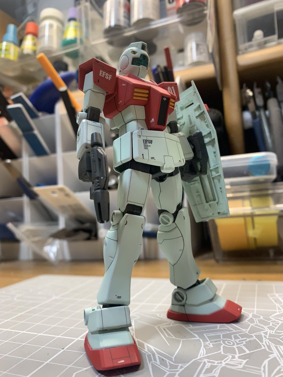 hgucジム完成。とてもシンプルな機体なので丁寧な筋彫りを意識したのと、素組みは結構ずんぐり君なので、首の延長と小顔化、肩、股間の関節を移設して、シュッとさせてます。
こりゃ何体あってもいいなぁ。
#ガンプラ好きと繋がりたい 
#ガンプラ改造 
 #TLに深刻なジム不足
