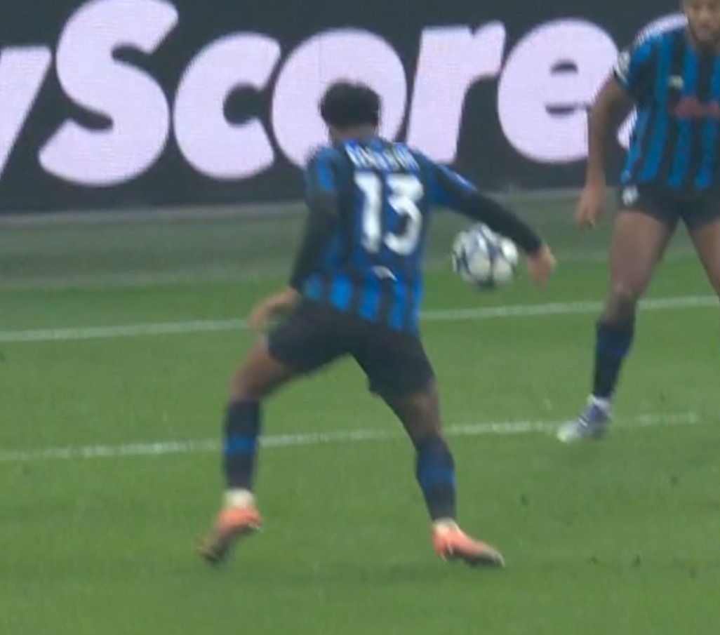 Footballogue's tweet photo. IL Y A MAIN D'EDERSON LÀ... https://t.co/mBwX4J0yhL