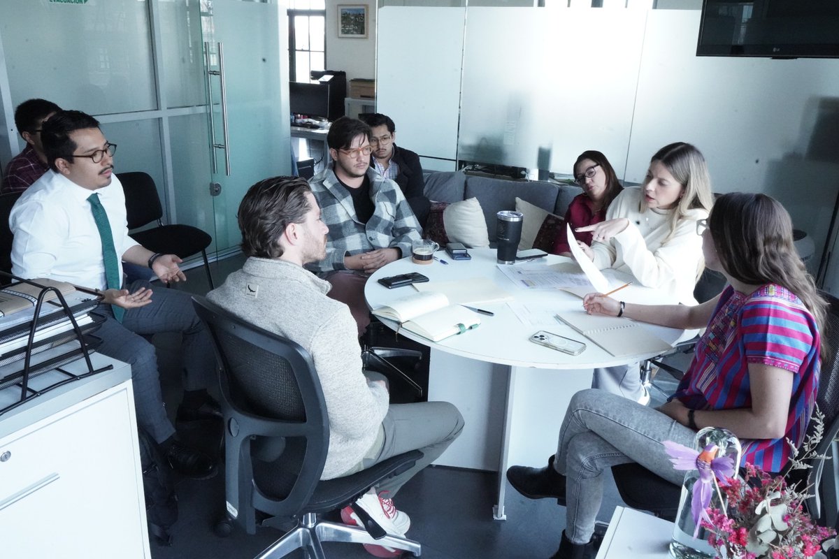 En representación del <a href="/VerdeCDMX/">PVEM Cd. de México</a>, mi compañera <a href="/ElviaEst/">Elvia Estrada</a> y yo nos reunimos con la Secretaria del Medio Ambiente, <a href="/Jualicra/">Julia Álvarez Icaza Ramírez</a>, para acordar acciones en beneficio de la ciudadanía.
¡Espéralas pronto!

#PartidoVerde #MedioAmbiente #CDMX #Sustentabilidad #accionverde