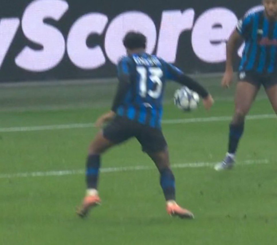 AU DÉPART DE L’ACTION, L’ARBITRE N’A PAS SIFFLÉ PÉNO POUR L’OM SUR CETTE ACTION. 😱

SCANDALE POUR LES MARSEILLAIS. 🤯