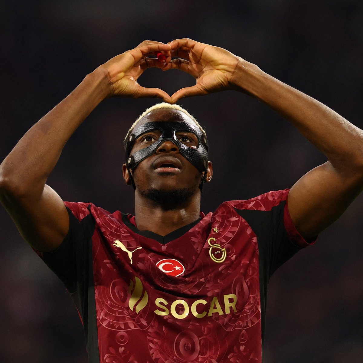 1905kubraaa's tweet photo. 👑 Victor Osimhen, Şampiyonlar Ligi'nde gol krallığı yarışında TEK BAŞINA zirvede!Victor Osimhen 3. golden sonra Galatasaray armasını öptü.
Sen insan üstü birşeysin Osimmm♥💛
#AJAvGS
Ajax - Galatasaray https://t.co/vaVcbjLZEw https://t.co/DufDdGp2oF
