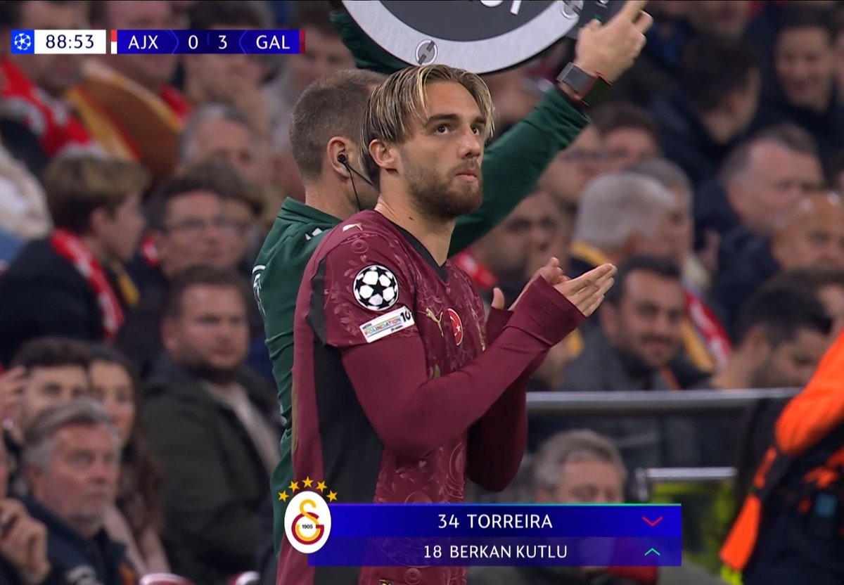 UCL'de Hollanda deplasmanında 3-0 öndeyiz, GS taraftarı yerine sevemem söylerken Okan hoca keyif sigarası olarak Berkan'ı oyuna alıyor.. 

Nasıl bir seviyedeyiz biz ya