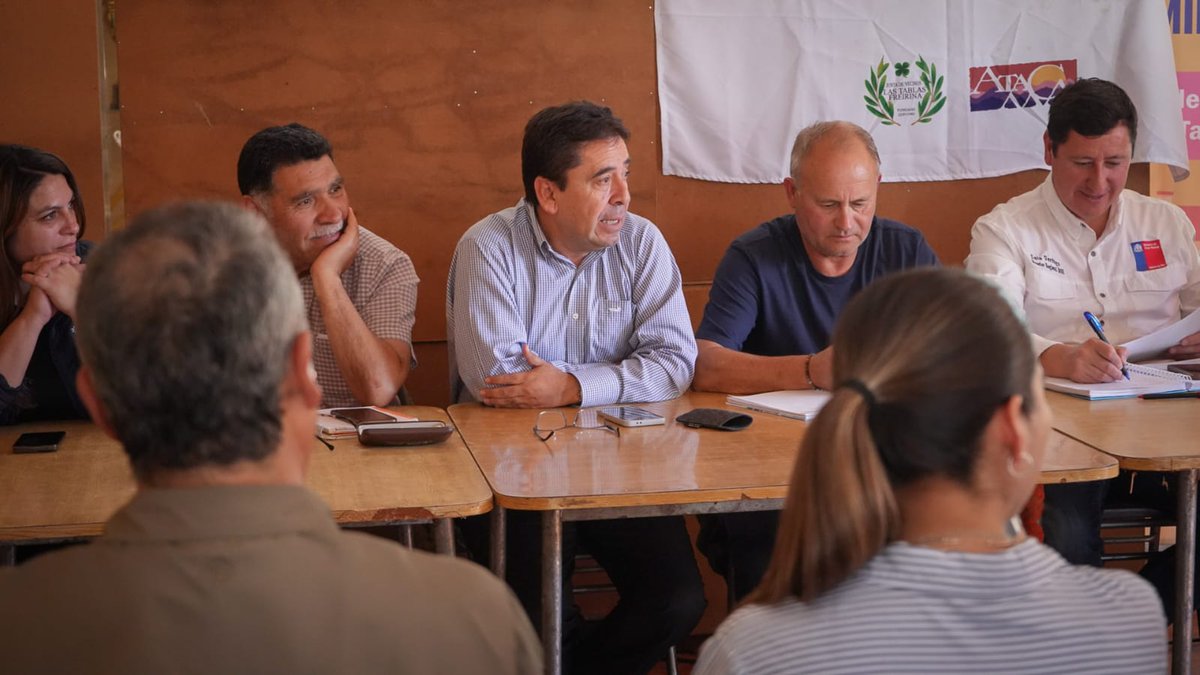 goreatacama's tweet photo. Atendiendo las demandas de la comunidad, nos trasladamos hasta la localidad de Las Tablas, comuna de Freirina, para coordinar una solución @goreatacama, al problema de agua potable que existe en el territorio, debido a filtraciones en la red de #APR que existe en la zona. https://t.co/AhxyGdVeSb