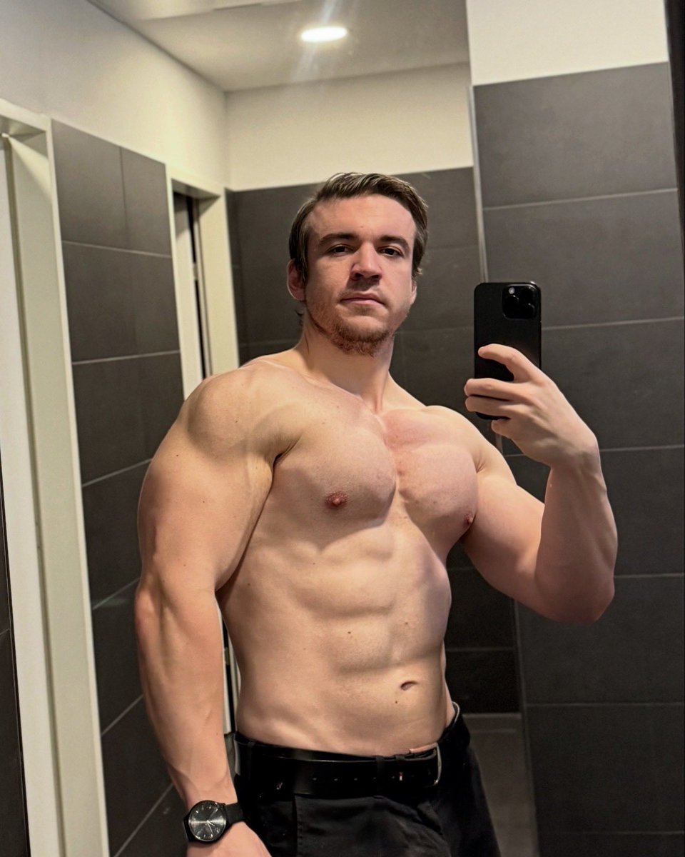 _gymeconomist's tweet photo. not cbum – YET

Cut progress check in – it’s definitely cuttening

#fitnessjourney #gymprogress #aesthetic #physique #motivation #progresspic #leanbuild #fitnesslifestyle #strengthtraining #gymflow #fitlife #progresscheck #progressnotperfection #abs #naturalbodybuilding https://t.co/kkEfokRw6S