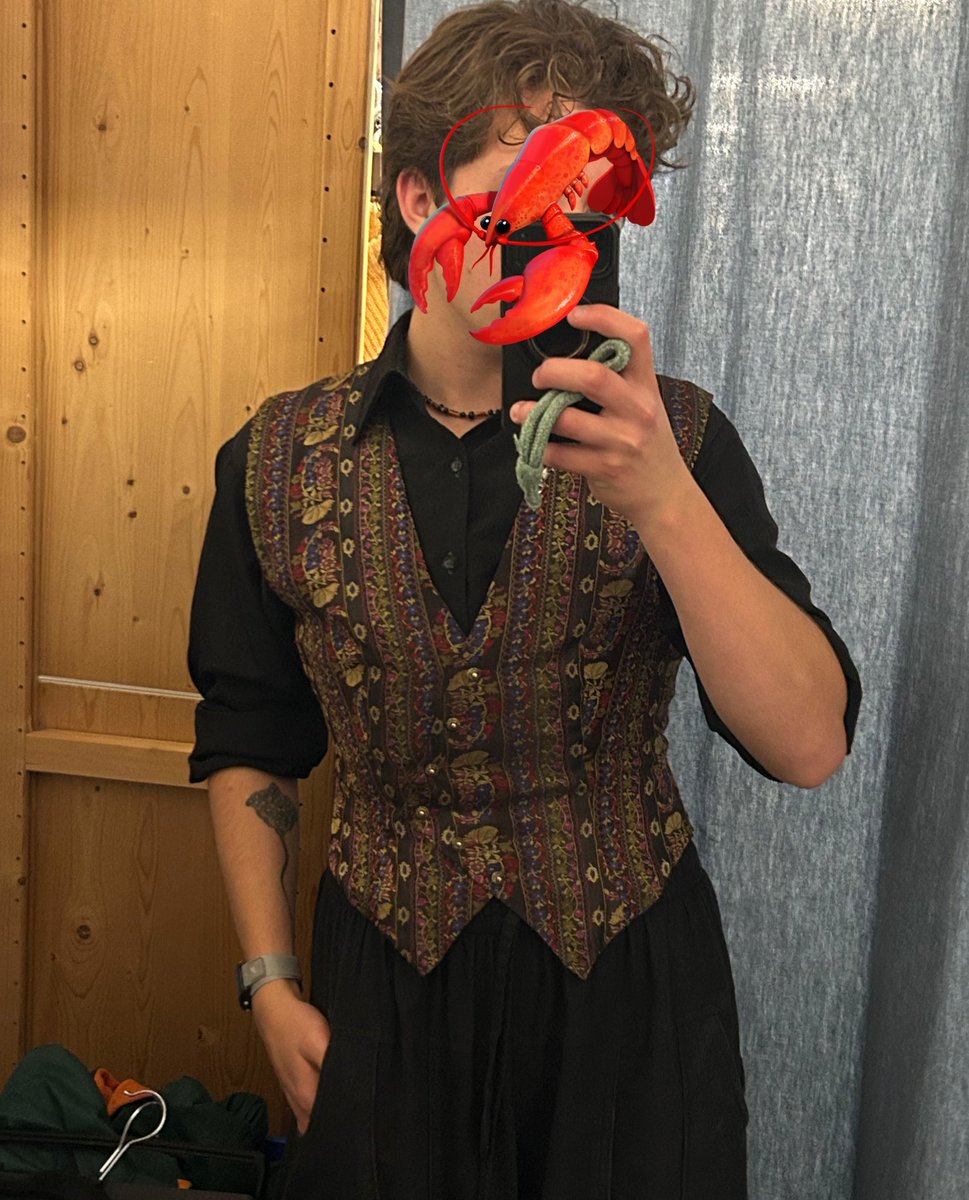 nr1mitskistan's tweet image. thrift store gods gave me the mollymauk esque waistcoat…. need to cosplay him again rn