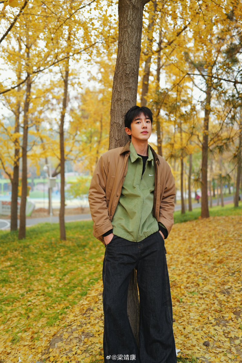 iLoVIit's tweet photo. 251105 양정강 weibo 

가을엔 시원하다 🍂🍁

#梁靖康 #LiangJingkang #LeonLeong #양정강 https://t.co/mkXkI8Iv8M