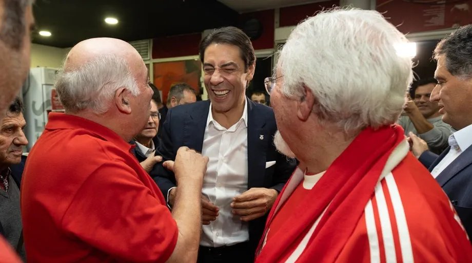 4 derrotas em 4 jogos depois de 130 milhões torrados no Verão não é azar, infelicidade ou culpa da arbitragem.

Planear mal, escolher mal, gerir mal... depois de "4 anos de aprendizagem". Quem vota e insiste nesta insanidade, merece-o. Merece isto e muito mais.