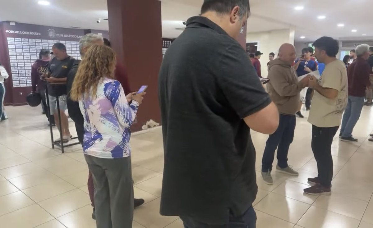 El bueno de <a href="/Krulenus/">Sergio Krule</a> está tan manija que está trasmitiendo en vivo desde el club. 
.

youtube.com/live/8Uh-7gk2U…

.
<a href="/LanusRadio/">Lanus Radio</a> <a href="/LanusDiarioX/">Lanus Diario</a> <a href="/marianoantico/">Mariano Antico</a> <a href="/yojulifernandez/">Julián Fernández</a>