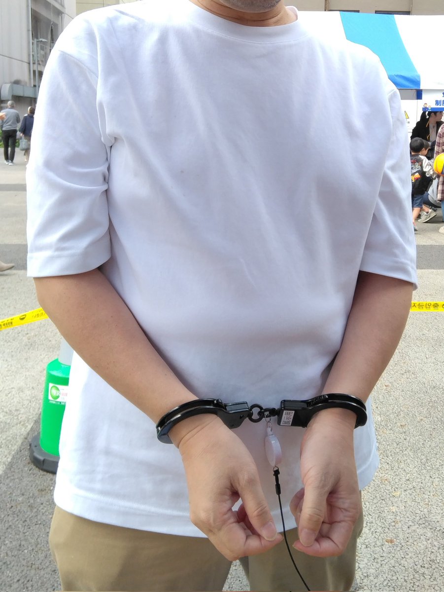 handcuffsinuse's tweet photo. 大分矯正展では県警機動隊の車両と装備品の展示ブースがありましたが、前日には大分駅前で県警の
イベントもありました。 https://t.co/VR2rscf9Fd