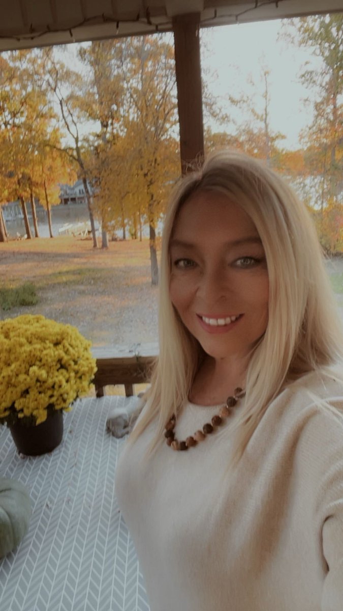 furluvcats's tweet image. Golden Hour at the homestead. #fallcolors #lakelife #highrocklake #NC