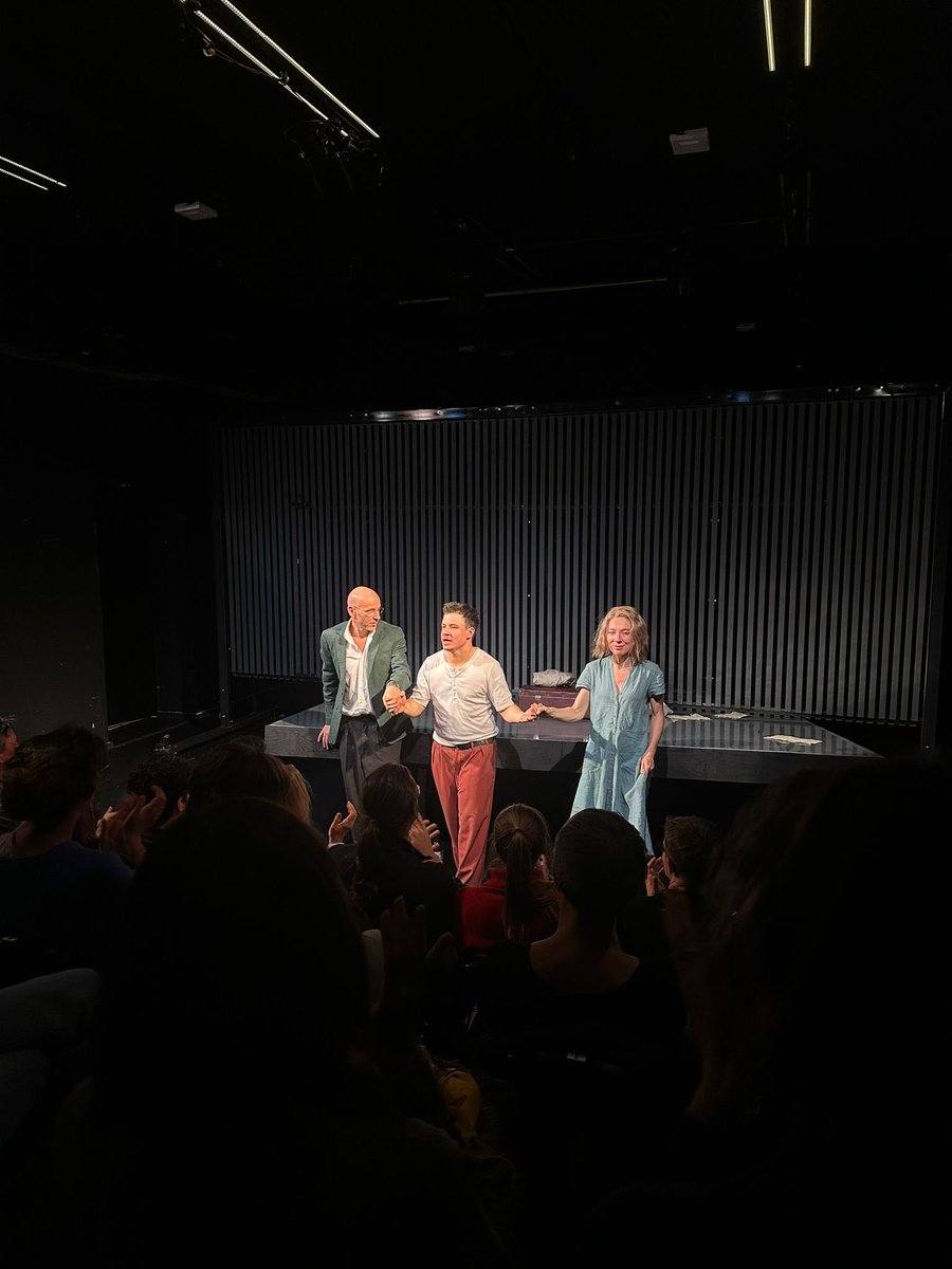 blnensemble's tweet photo. begeisterter Beifall für die heutige WORX-Premiere von "Tranist" im Werkraum! Glückwunsch an Marie Schwesinger und das ganze Team. #BEtransit https://t.co/q9whlwi8cI