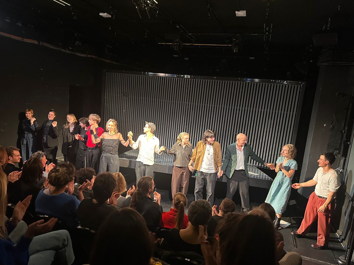 blnensemble's tweet photo. begeisterter Beifall für die heutige WORX-Premiere von "Tranist" im Werkraum! Glückwunsch an Marie Schwesinger und das ganze Team. #BEtransit https://t.co/q9whlwi8cI