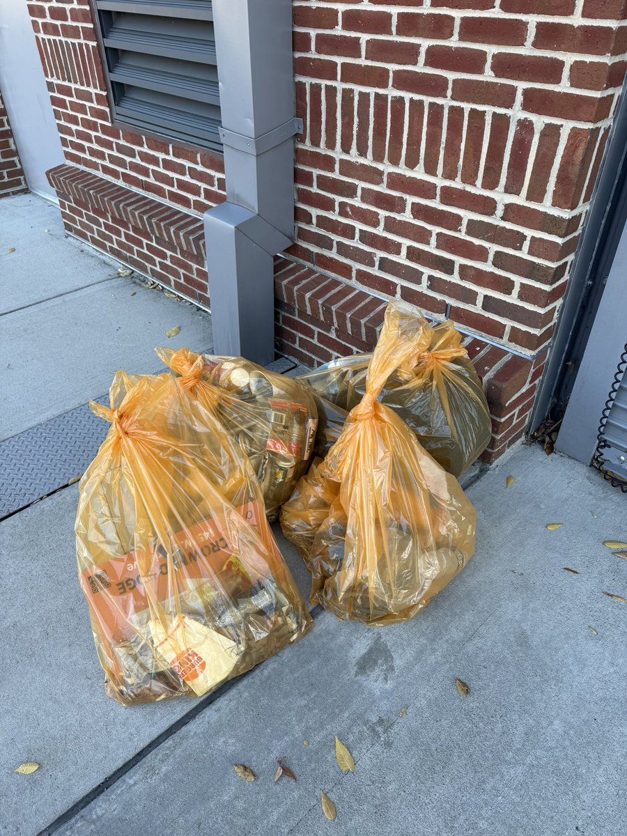 RockersBaseball's tweet photo. The Rockers front office team hit the streets today to help keep High Point clean and beautiful! ๐
#HighPointRockers #RockersCare #KeepHighPointBeautiful #HighPointProud https://t.co/fLzBdNf127