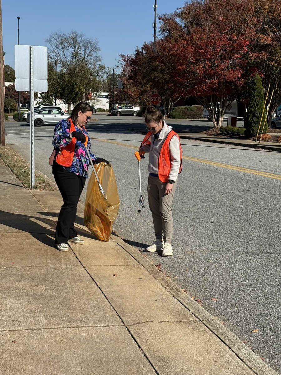 RockersBaseball's tweet photo. The Rockers front office team hit the streets today to help keep High Point clean and beautiful! ๐
#HighPointRockers #RockersCare #KeepHighPointBeautiful #HighPointProud https://t.co/fLzBdNf127