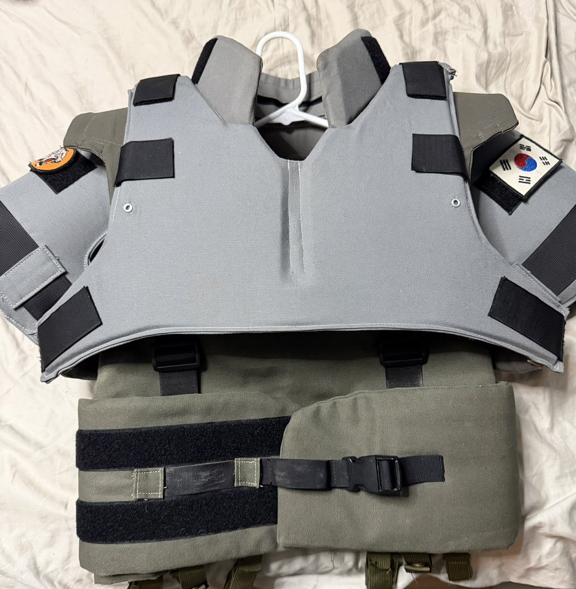 AgentAden's tweet image. Remade the chest and shoulder pads. This time I made the slips more dimensional and added new grommets for that extra accuracy!

@Rainbow6Game #r6cosplay