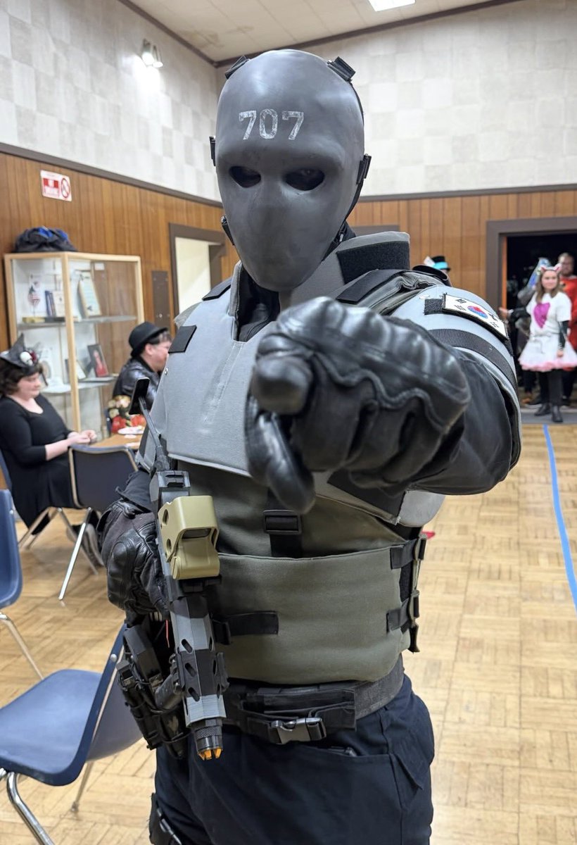 AgentAden's tweet image. Remade the chest and shoulder pads. This time I made the slips more dimensional and added new grommets for that extra accuracy!

@Rainbow6Game #r6cosplay