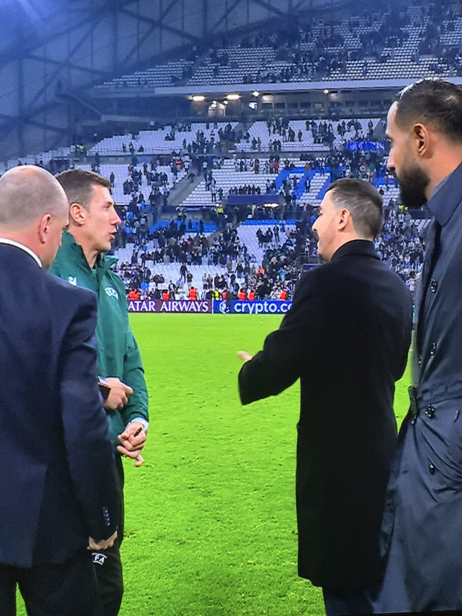 🚨 PABLO LONGORIA ET MEDHI BENATIA DISCUTENT AVEC LE CORPS ARBITRAL.

#TeamOM #OM