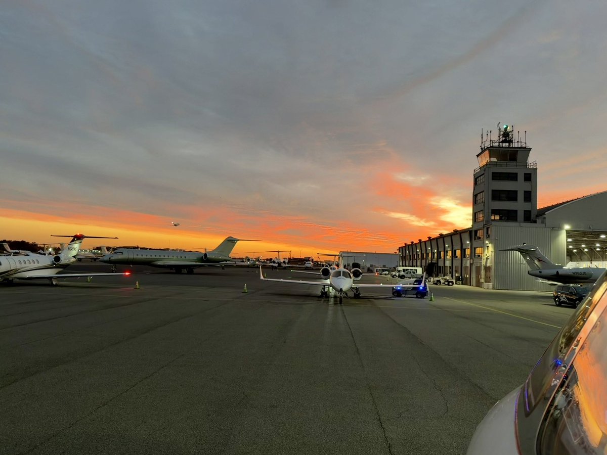 SeanMeyer's tweet photo. Beautiful evening at TEB. Waiting for passengers to arrive. https://t.co/KmdIaGSJ4R