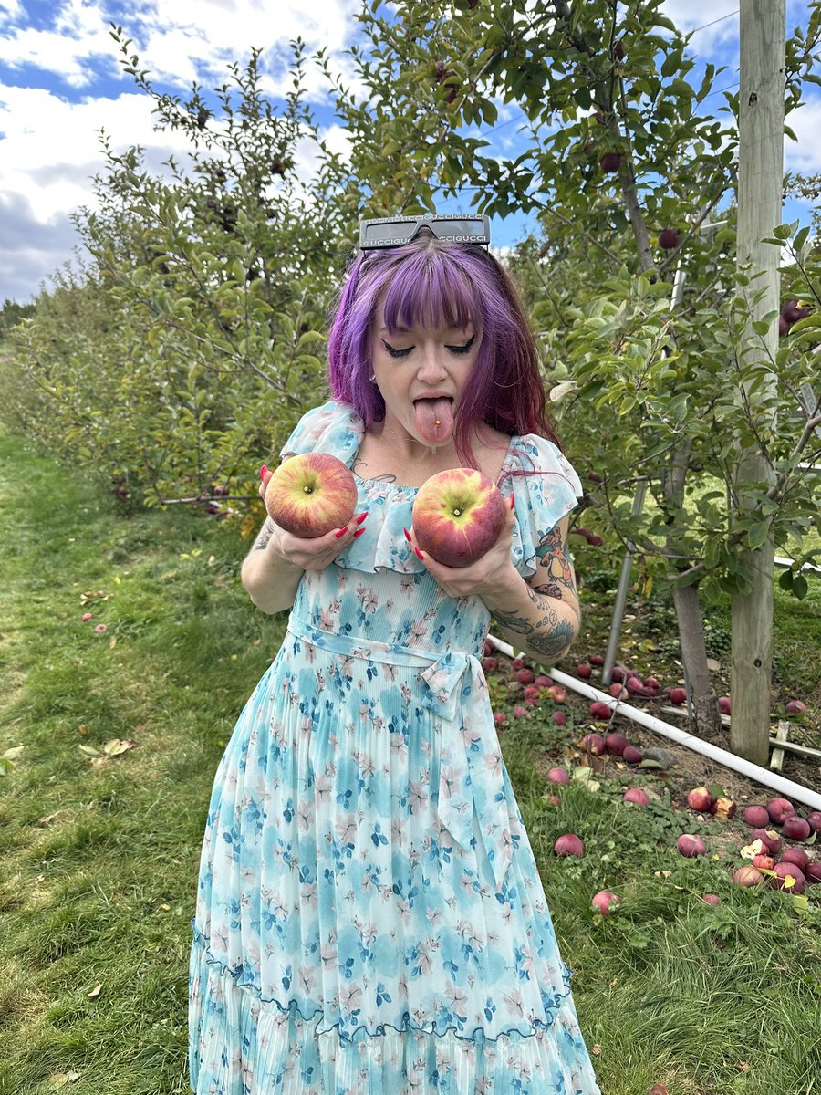 feverdreamcat's tweet photo. Apple picking!!!

https://t.co/j1inqShmB0 https://t.co/oOVbEEormT
