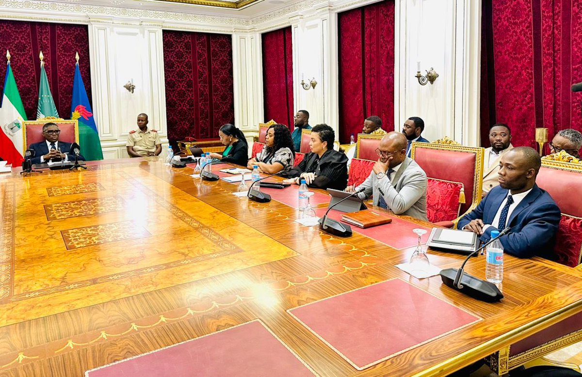 teonguema's tweet photo. La cuestión del Nzalang Nacional se debe tratar con más seriedad y organización. Para evitar improvisaciones de última hora y procurar transparencia en la gestión, me he reunido con el Ministerio de Deportes, #FEGUIFUT, #Tesorería y el entrenador nacional para conocer cuáles son los avances que ya se han hecho para la preparación de la CAN-Marruecos 2026 y el estado anímico de los jugadores. 

La selección debe saber cuáles son sus primas en lo que dure la competición cuyo primer partido de Guinea Ecuatorial será el día 24 de diciembre. La idea es que el gobierno las debe pagar íntegramente para evitar que los jugadores tengan que lidiar entre jugar al fútbol y luchar por el pago de sus dietas.

También hemos abordado otras cuestiones como negociar con las compañías nacionales para el transporte de los ecuatoguineanos que querrán ir a apoyar al Nzalang, como ya hicimos en Costa de Marfil; la reserva de hoteles, la indumentaria de la hinchada y la adquisición de entradas. En los próximos días volveremos a reunirnos para atar todos los cabos y tener un programa bien establecido.