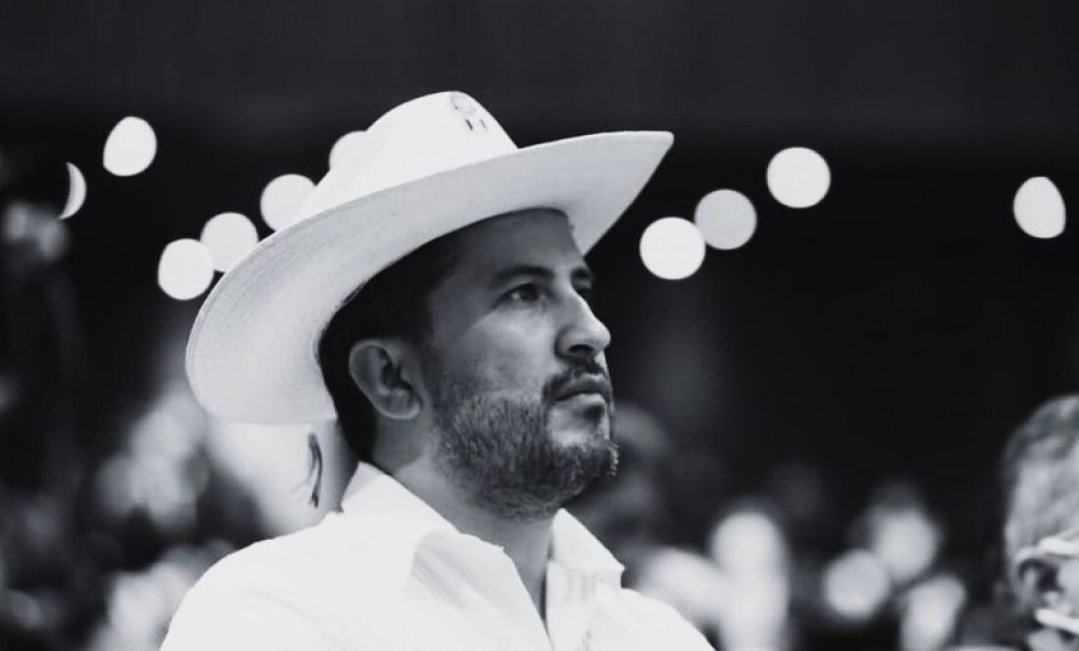 Delopia76's tweet image. Invito a que todos pongamos la foto de Carlos Manzo en nuestros feeds para que no sea solo una nota más, para que su nombre no se pierda entre el ruido y los distractores del gobierno.
¿Jalan?