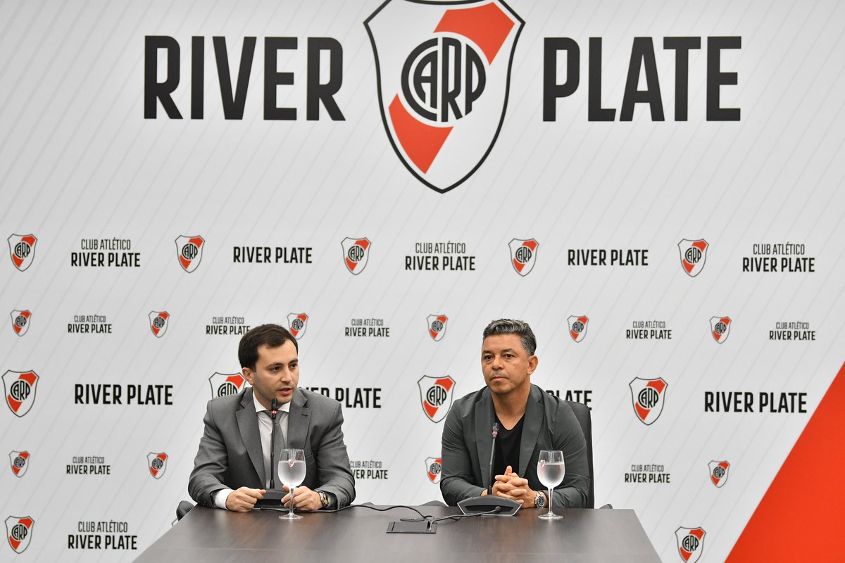 RiverPlate's tweet photo. El Presidente Stefano Di Carlo y Marcelo Gallardo acordaron la extensión del contrato del entrenador hasta el 31 de diciembre de 2026. ⚪🔴⚪

@stefanocdicarlo: "Siempre dijimos que el proyecto de fútbol de River tiene un nombre, que es Marcelo Gallardo, y así nos eligieron los socios de River. Mi convicción y la de quienes me acompañan es que los procesos y proyectos hay que sustentarlos fundamentalmente en los momentos que no son buenos. Es el camino en el que uno cree y eso tiene que ver con obtener los resultados que uno espera a la larga".

Marcelo Gallardo: "El que pensaba que iba a salir corriendo por un mal año deportivo no me conoce, no entiende de qué estoy hecho, no entiende lo que quiero a este Club. A veces perdés y tener que irte, he perdido y he ganado, y estoy seguro de que vamos a volver a ganar".