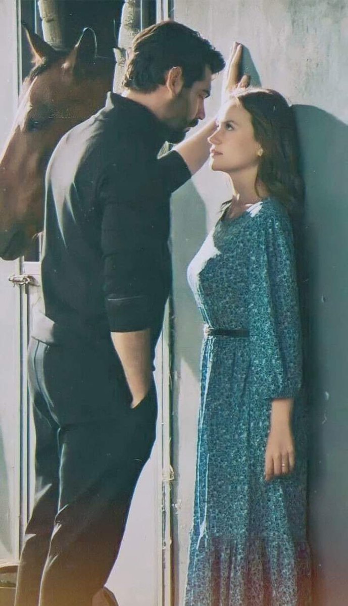 .
وعدتكِ أن لا أحبكِ
ثم أمام القرار الكبير جبنت
وعدتكِ أن لا أعود ... وعدتُ
وأن لا أموت اشتياقاً .. ومتُ
وعدت مراراً
وقررت أن أستقيل مراراً
ولا أتذكر أني .... استقلت
وعدت بأشياء أكبر مني
فماذا غداً ستقول الجرائد عني
أكيداً ستكتب إني
جننت
أكيدا ستكتب إني
انتحرت
.
#نزار_قباني