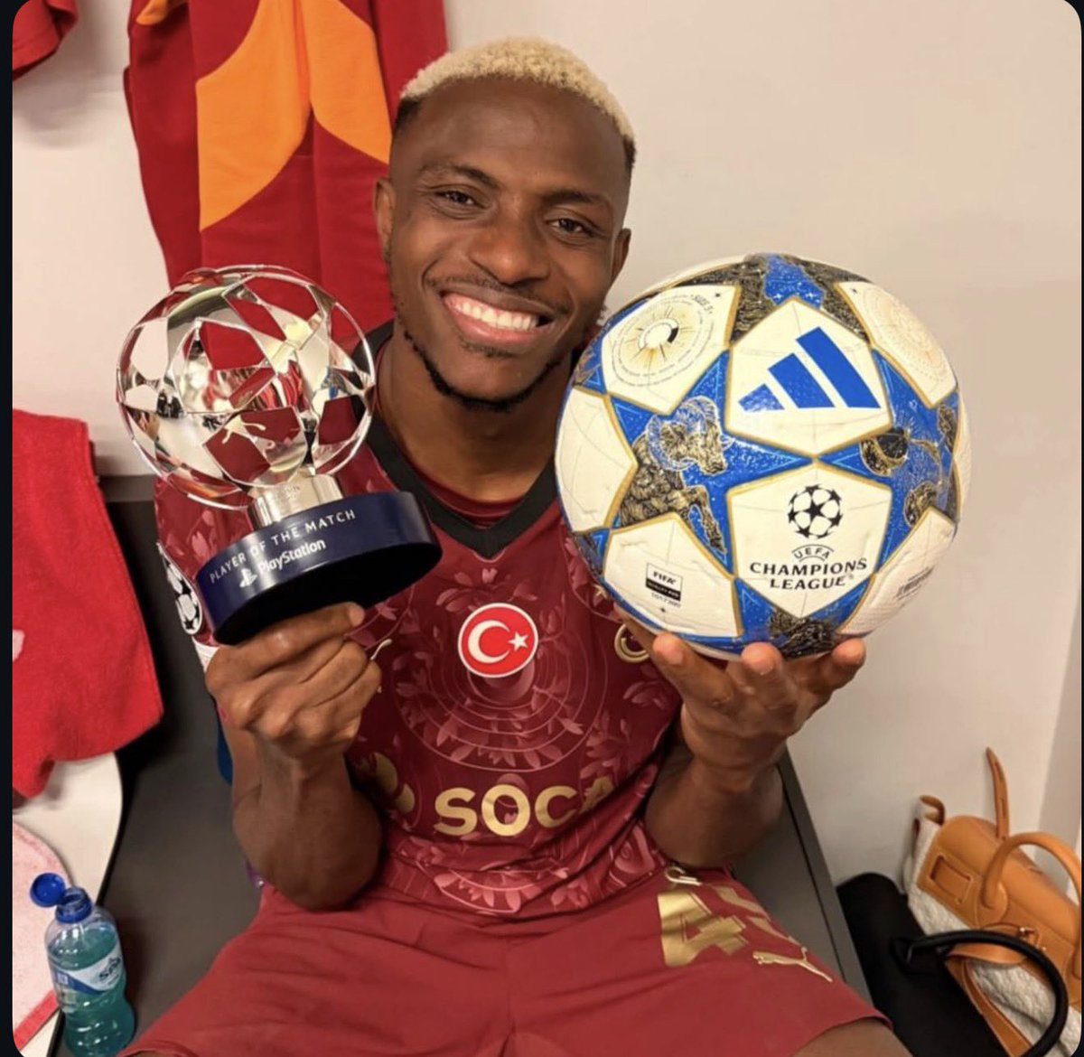 _AsiwajuLerry's tweet image. No Nigerian will see this and scroll past without liking. 💛❤️🇳🇬

Victor Osimhen. Best Striker in the World.