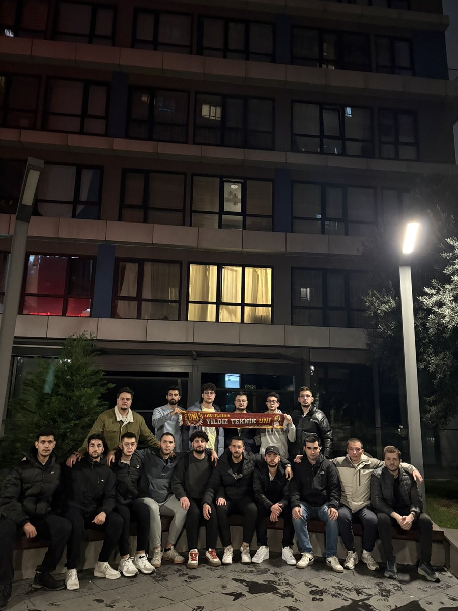uAUNIYTU's tweet photo. Şanlı GALATASARAY’ımızı Ajax karşısında hep beraber omuz omuza destekledik.

#ultrAslanUNI #uAUNIYTU https://t.co/dflDRlQw6D