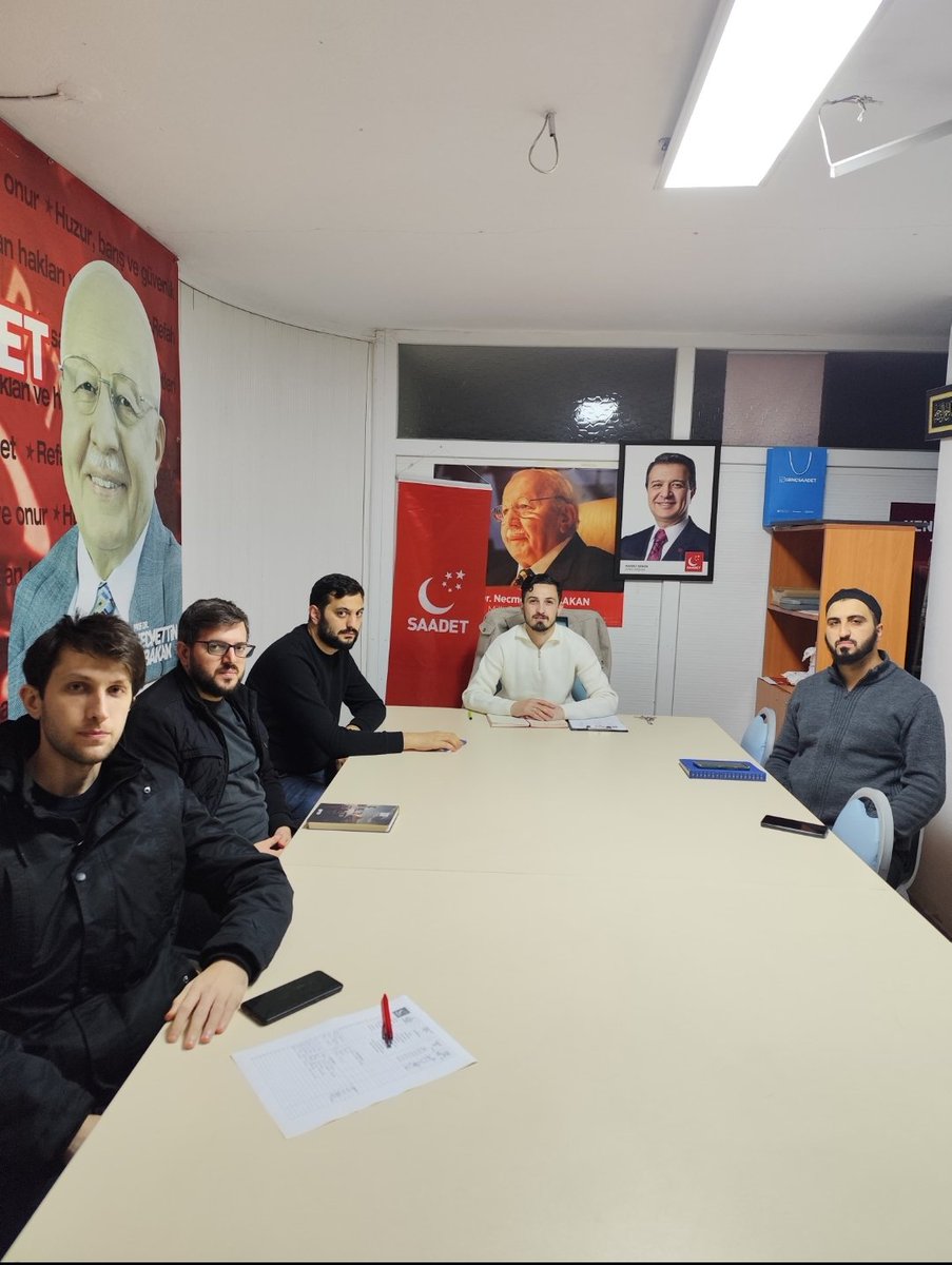 “Genç Saadet Arnavutköy olarak haftalık olağan toplantımızı Elhamdülillah gerçekleştirdik. Aldığımız kararlar doğrultusunda çalışmalarımıza kararlılıkla devam edeceğiz. Rabbim yaptığımız tüm çalışmalarda bizlere kolaylıklar ve hayırlar nasip etsin.”