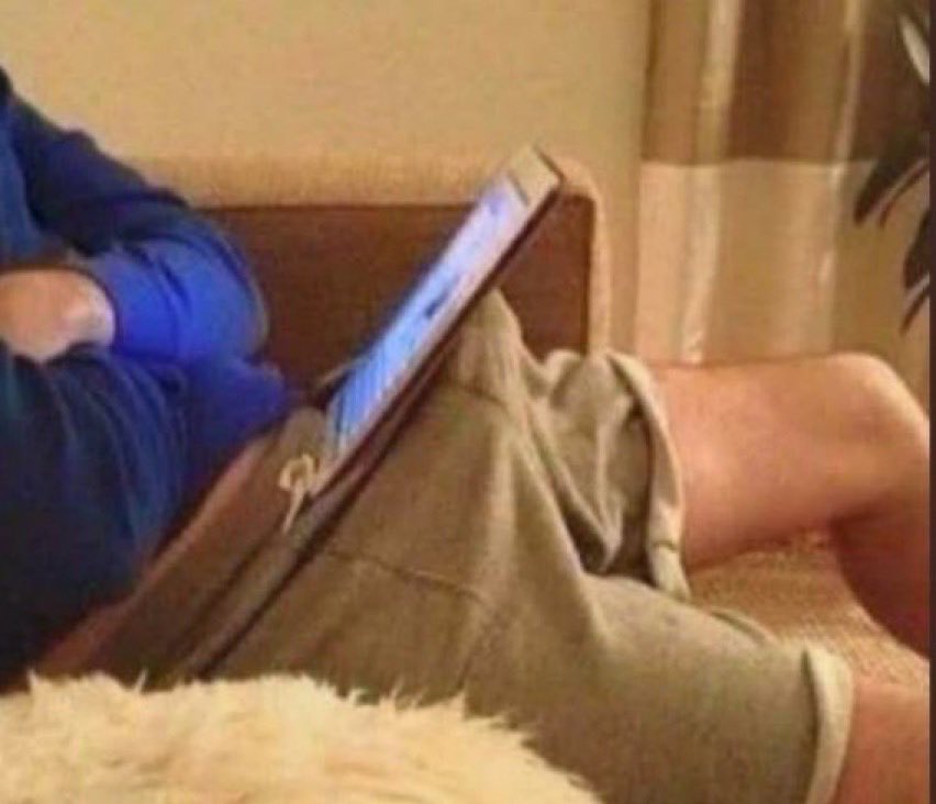 Gerard podría sujetar la tablet en la primera hoguera 
#LaIslaDeLasTentaciones3