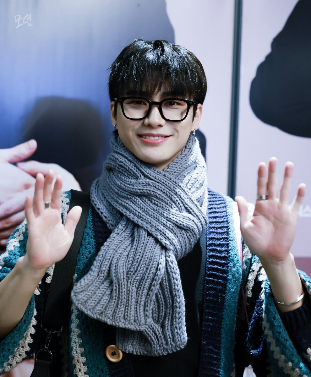 20251105 <해피 오! 해피>

퇴근길
ㄴ목도리 맨날 한다는 말이 갬동..ㅠ

#경윤 #KYOUNGYOON #이경윤 #イ·ギョンユン #해피오해피 #혜화