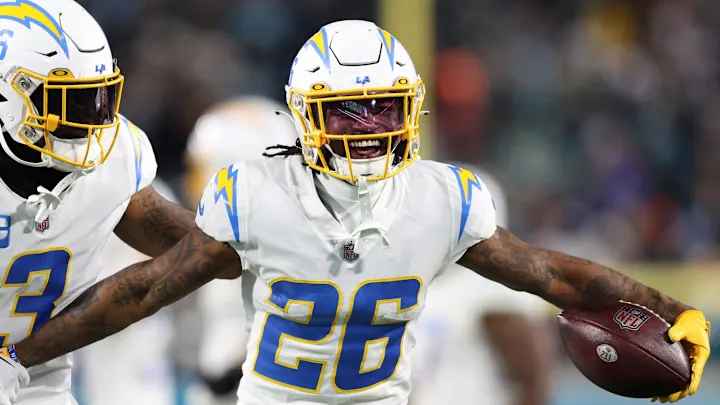 REPORT:

Former Chargers CB Asante Samuel Jr. has a visit scheduled with the Pittsburgh #Steelers next Wednesday.

2023 Stats (Pre-Injury):
- 73.9 PFF Grade
- 2 INT
- 13 PD
- 85 Targets / 55 REC Allowed
- 87.3 Passer Rating Allowed/ 60.3 Completion %