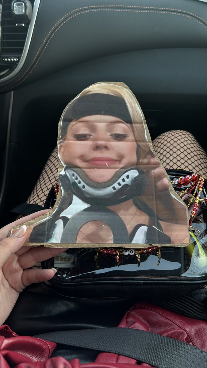 jadahsmoon's tweet photo. if you said big head, you are correct https://t.co/hdz4Zb7sQq