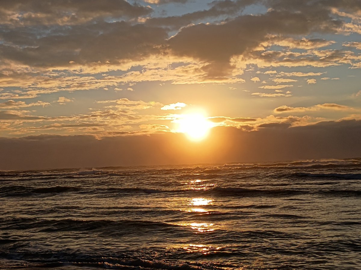 Naritakuko_RET's tweet image. 青島駅でスーパームーン見れた。
青島神社は昼間しか来たことないので、早朝は、参道に波がこんなにかかるとは思っていなかった。
スーパームーンに続き、日の出も見れて、嬉しい。