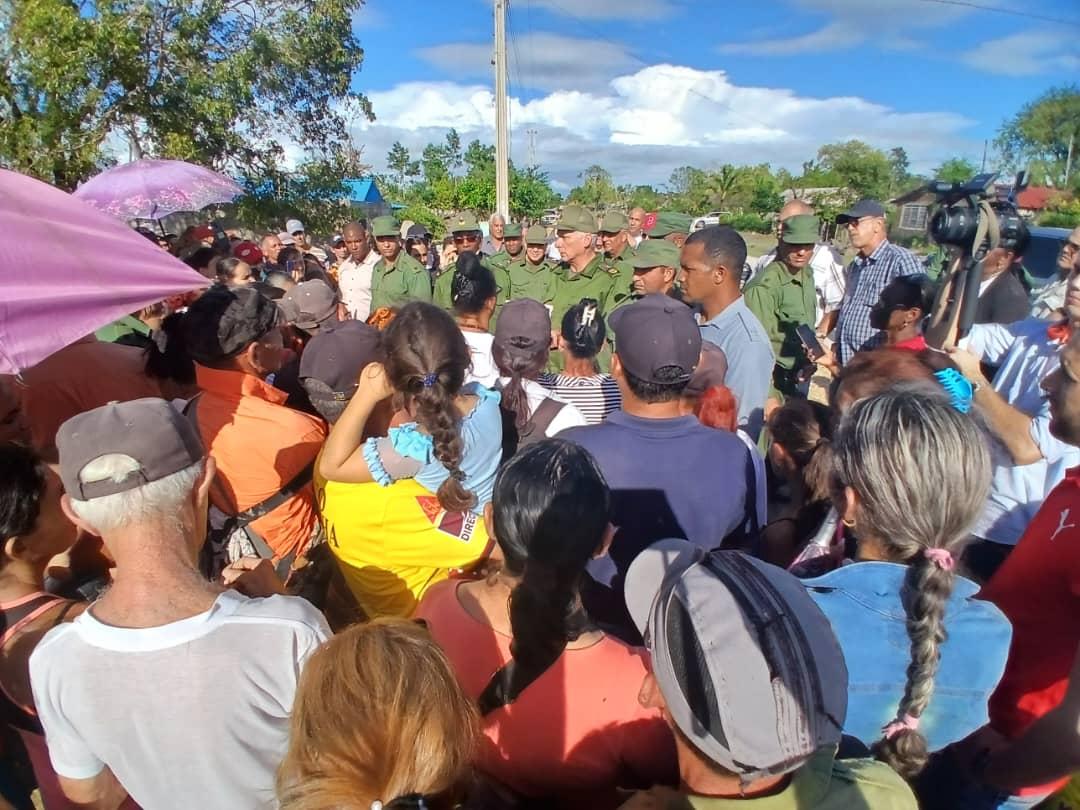 Al recorrer junto a <a href="/DiazCanelB/">Miguel Díaz-Canel Bermúdez</a> los municipios holguineros Urbano Noris y Cacocum intercambiamos con sus pobladores y autoridades sobre la situación de los territorios y las acciones para recuperar los servicios básicos. Allí se trabaja duro .#FuerzaCuba